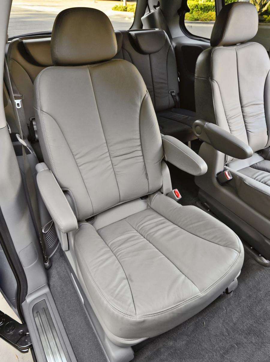  Kia Sedona 2010 года  (фото 22 из 54)